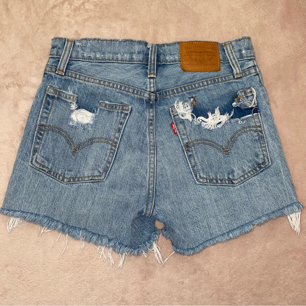 Levis wedgie distressed short size 25